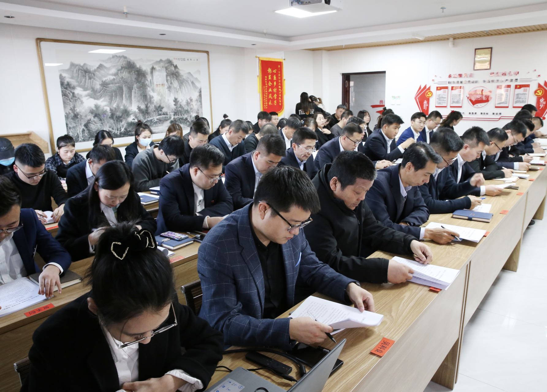 自強自信守正創新歷奮發勇毅前行2022年